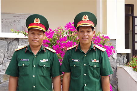 Hai anh em cùng là Tiểu đoàn trưởng
