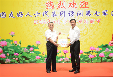 Đoàn Nhân sĩ Trung Quốc thăm Bộ Tư lệnh Quân khu 7