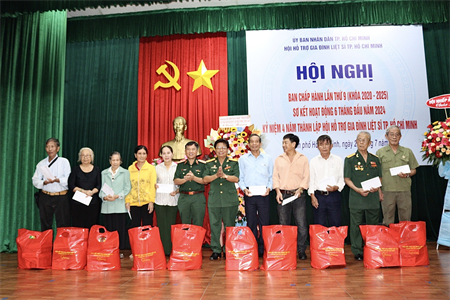 Hội Hỗ trợ gia đình liệt sĩ TPHCM sơ kết hoạt động 6 tháng đầu năm 2024 và kỷ niệm 4 năm thành lập Hội