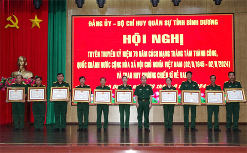 Tỉnh Bình Dương: 62 quân nhân được tặng Huy chương Chiến sĩ vẻ vang