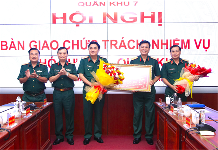 Bàn giao chức trách, nhiệm vụ Phó Tư lệnh Quân khu 7