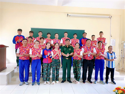 Thiếu tướng Lê Xuân Thế, Phó Tư lệnh Quân khu 7 thăm, động viên vận động viên Quân khu tại Hội thao thể thao quốc phòng toàn quân