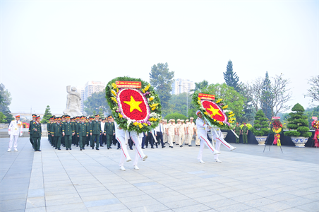 Đoàn Bộ Tư lệnh Quân khu 7 và Thành phố Hồ Chí Minh dâng hương tưởng niệm các anh hùng, liệt sĩ