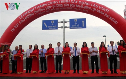 Khánh thành 2 cầu vượt kỳ vọng hết tắc đường vào sân bay Tân Sơn Nhất