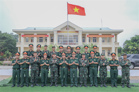 Đoàn công tác Quân khu 7 kiểm tra công tác huấn luyện và đóng quân canh phòng tại Trung đoàn Gia Định