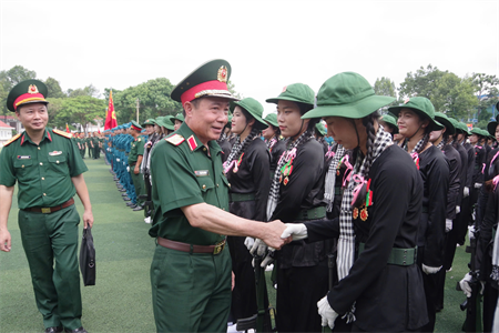 Trung tướng Thái Văn Minh kiểm tra các khối luyện tập diễu binh, diễu hành tại Trường Quân sự Quân khu 7