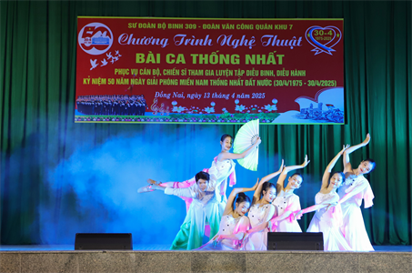 Đoàn Văn công Quân khu 7 biểu diễn phục vụ lực lượng luyện tập diễu binh, diễu hành