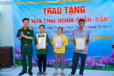 Ban CHQS huyện Long Đất trao tặng “Nhà tình nghĩa quân - dân”