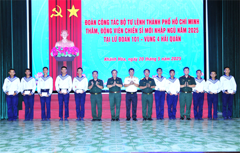 Hội đồng Nghĩa vụ quân sự TPHCM thăm, tặng quà chiến sĩ mới