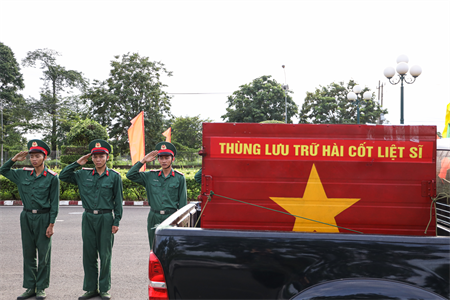 Tổ quốc đón các anh về