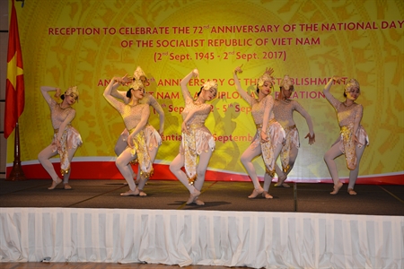 Đoàn Văn Công Quân khu 7 biểu diễn chào mừng kỷ niệm ngày Quốc khánh Việt Nam tại Lào