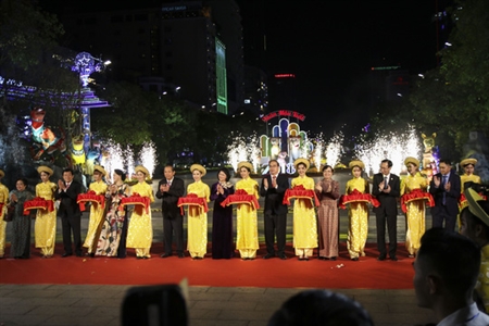 Khai mạc đường hoa Nguyễn Huệ