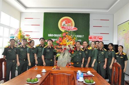 Đại tá Nguyễn Văn Hiệu, Phó Chủ nhiệm Chính trị Quân khu thăm, chúc mừng Báo Quân khu 7