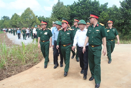 Lãnh đạo Bộ Quốc phòng tham quan khu hậu cần - kỹ thuật tỉnh Bình Dương