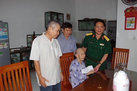 Trường bắn QGKV3 thăm hỏi gia đình thương binh, liệt sĩ