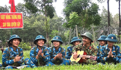 Nữ chiến sĩ trưởng thành qua 3 tháng tân binh