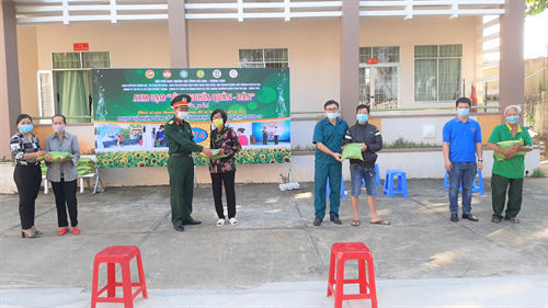LLVT tỉnh Bà Rịa - Vũng Tàu tặng 17 tấn gạo cho người dân bị ảnh hưởng do dịch Covid-19