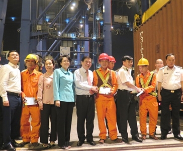 Chủ tịch UBND TPHCM thăm nơi mỗi năm chỉ nghỉ 3 tiếng để đón giao thừa