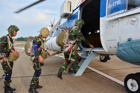 Trinh sát đặc nhiệm huấn luyện nhảy dù