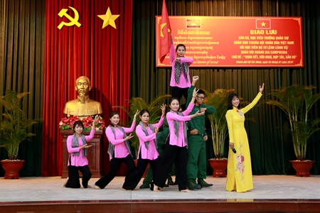 Giao lưu cán bộ, học viên Trường Quân sự Quân khu 7 với cán bộ, chiến sĩ Quân đội Hoàng gia Campuchia