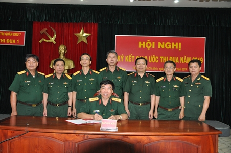 Cụm thi đua 7 phòng của Cục Chính trị Quân khu ký kết giao ước thi đua năm 2019