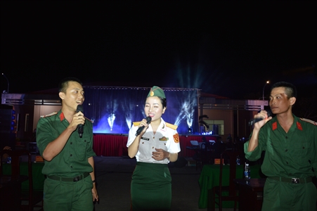 ​Đoàn Văn công Quân khu 7 biểu diễn phục vụ chiến sỹ mới