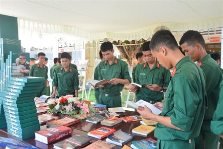 Sôi động ngày hội sách của LLVT tỉnh Long An