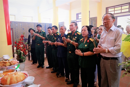 Ban Liên lạc truyền thống Quân y Miền B2 dâng hương viếng liệt sĩ