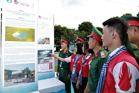 Triển lãm ảnh “Tiếp bước những người anh hùng”