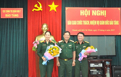 Bàn giao Giám đốc Bảo tàng Quân khu