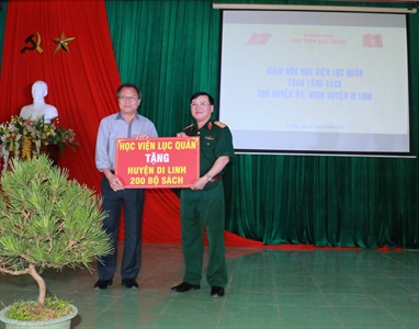Giám đốc Học viện Lục quân tuyên truyền về biển, đảo và tặng sách tại huyện Di Linh