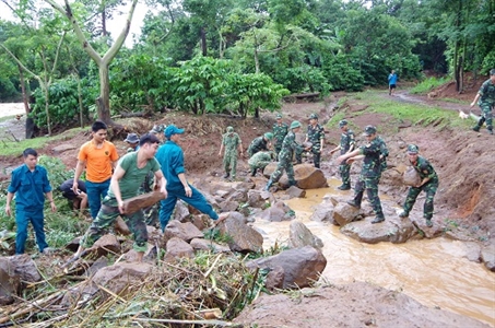 Binh đoàn 16 giúp dân khắc phục thiệt hại sau mưa lũ