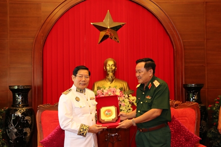Tư lệnh Quân khu tiếp Tổng lãnh sự Vương quốc Campuchia
