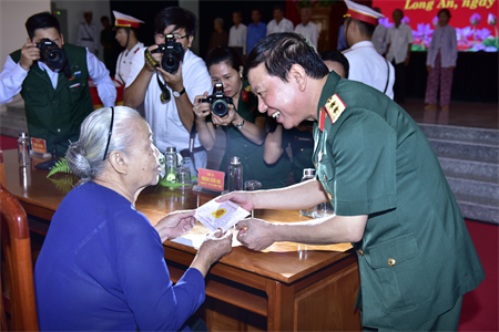 Tổng cục Chính trị Quân đội nhân dân Việt Nam phối hợp tặng quà gia đình chính sách