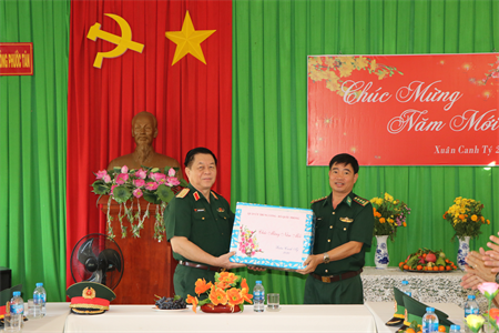 Thượng tướng Nguyễn Trọng Nghĩa kiểm tra, chúc tết cán bộ, chiến sĩ Đồn Biên phòng Cửa khẩu Phước Tân và Trung đoàn 174