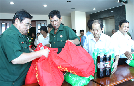 Hội cựu chiến binh Thành phố Hồ Chí Minh trao trên 300 phần quà tết
