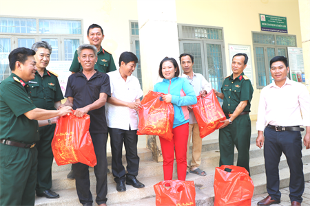 Công ty Cổ phần Minh Thành tặng quà tết cho người dân xã Biên Giới