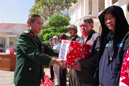 Đoàn KT-QP Lâm Đồng mang Tết đến với đồng bào nghèo