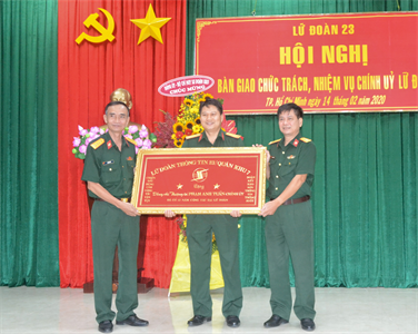 Bàn giao chức trách, nhiệm vụ Chính ủy Lữ đoàn 23 Thông tin