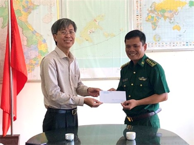 Lãnh đạo huyện Côn Đảo thăm, tặng quà các đơn vị Bộ đội Biên phòng