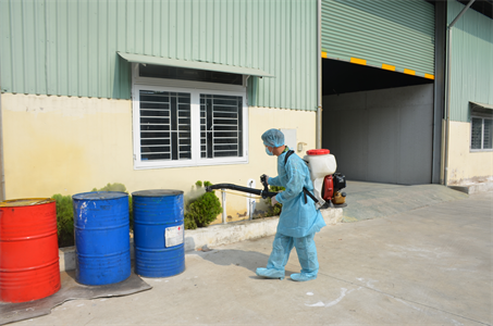 Xí nghiệp Xây dựng Miền Đông tổ chức phun thuốc khử khuẩn phòng chống dịch Covid-19