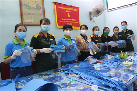 Hội Phụ nữ Bộ Tư lệnh TP.HCM phối hợp cùng Hội Liên hiệp Phụ nữ Quận 6 làm tấm chắn ngăn giọt bắn