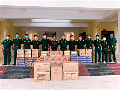 Bộ Tư lệnh Thành phố Hồ Chí Minh tặng quà và thiết bị y tế cho Sư đoàn 5