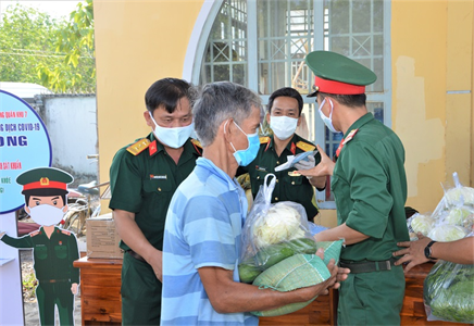 Sư đoàn 302: Trao tặng nhu yếu phẩm cho người nghèo mùa dịch Covid - 19