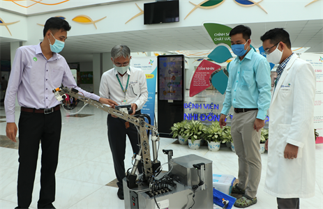 Bệnh viện Quân dân y miền Đông bàn giao robot khử khuẩn thứ 3
