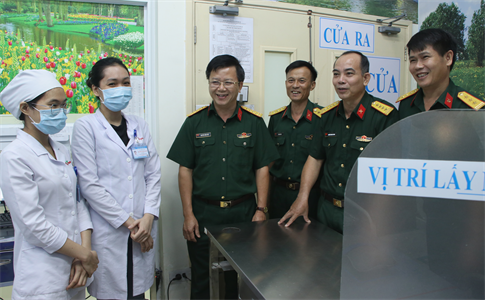 Ban Công đoàn Quốc phòng tặng quà đoàn viên công đoàn Bệnh viện Quân y 7A