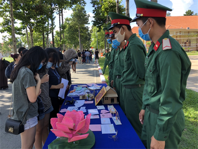 Sư đoàn 317 cấp giấy chứng nhận cho công dân hết thời gian cách ly phòng dịch Covid-19