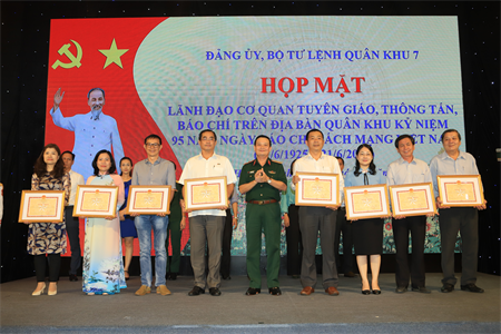 Quân khu 7 và cơ quan tuyên giáo, thông tấn, báo chí: Công tác phối hợp tuyên truyền toàn diện, trọng tâm, tạo sức lan tỏa mạnh mẽ