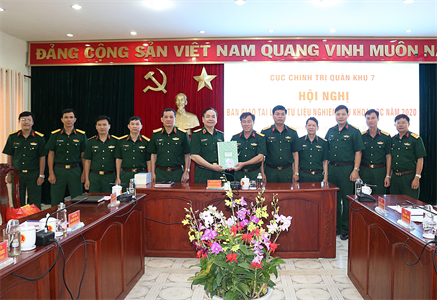 Quân khu 7 bàn giao tài liệu, tư liệu khoa học cho Đoàn công tác Tổng Cục chính trị