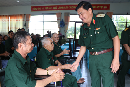 Bộ Tư lệnh Quân khu 7 thăm Trung tâm điều dưỡng Thương binh và Người có công Long Đất